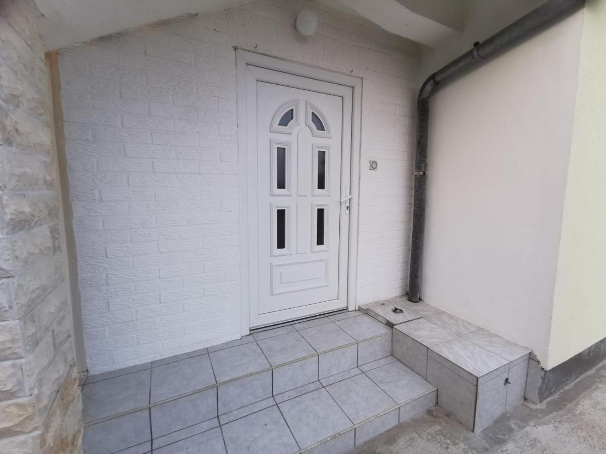 Apartment Oblak Врси Екстериор снимка