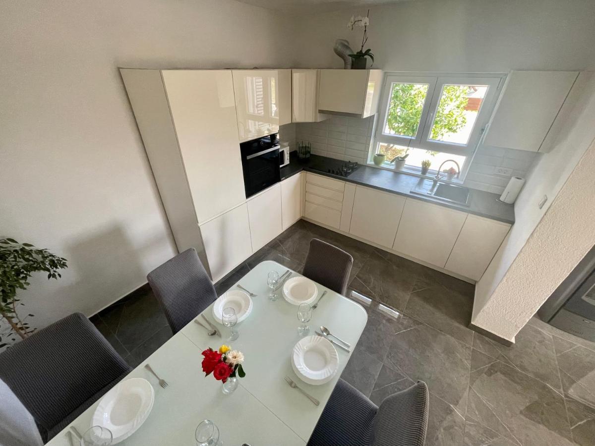 Apartment Oblak Врси Екстериор снимка